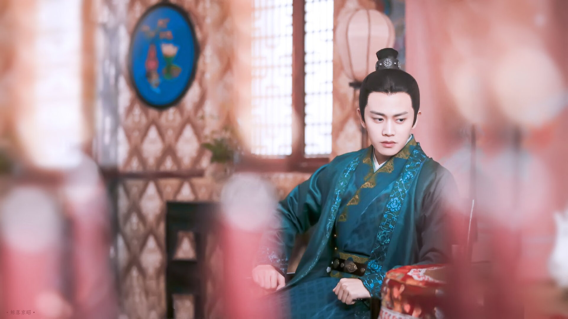 赛场出现争议画面引发回放系统是否全面启用的讨论，赛场观众